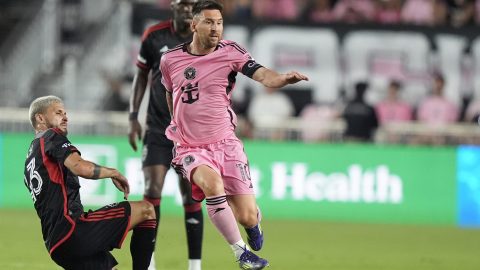 Mateusz Klich defiende a Lionel Messi en un duelo de la MLS.
