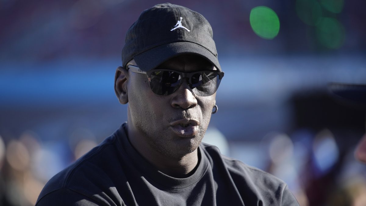 マイケル・ジョーダンと他のスポーツスターは、ノースカロライナとビル・ベリチックを証します