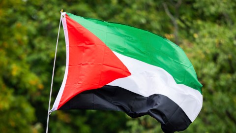 La bandera de Palestina ondea en un evento en Londres.