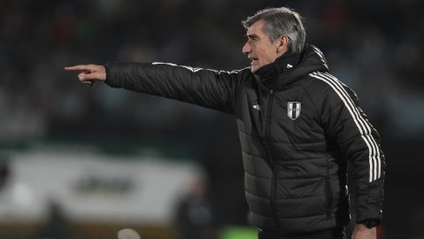 Óscar Ibáñez dirige a su equipo durante el partido contra Uruguay el pasado 4 de septiembre.