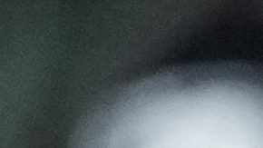 Jalen Hurts, quarterback estrella de los Eagles, corre con el balón ante la acometida de Damone Clark (18) y Kenny Clark (95), de los Cowboys, durante el partido inaugural de la temporada 2025.