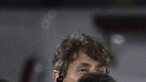 Brazil's coach Carlo Ancelotti, center, and his players pose for a photo at the end of a World Cup 2026 qualifying soccer match against Chile at Maracana stadium in Rio de Janeiro, Thursday, Sept. 4, 2025. (AP Photo/Bruna Prado)