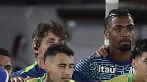 Carlo Ancelotti posa con los jugadores de Brasil.