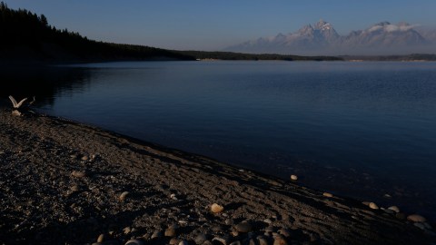 El lago Jackson, un embalse en el río Snake, se encuentra al pie de la cordillera Teton, dentro del Parque Nacional Grand Teton