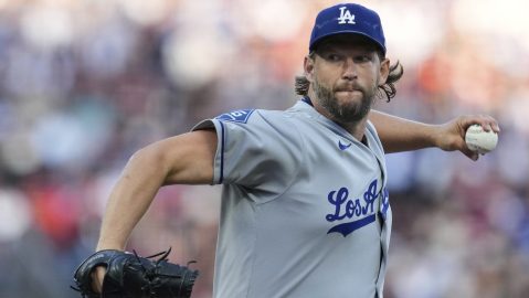 Clayton Kershaw lanza durante un juego de los Dodgers.