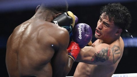 Lester Martínez durante su pelea contra Christian Mbilli.