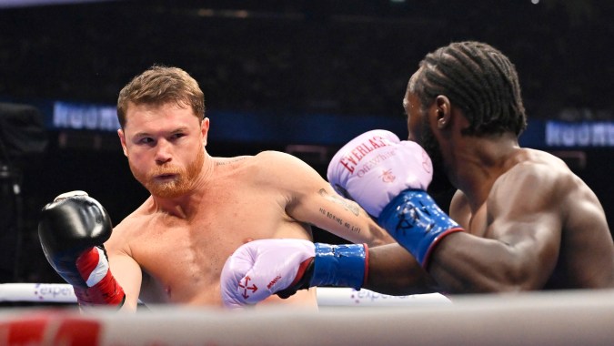 Canelo Álvarez recibe un golpe de Terence Crawford durante la pelea por el campeonato indiscutible de los supermedianos realizada en el Allegiant Stadium de Las Vegas.