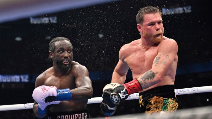 Terence Crawford sacude a Canelo Alvarez con un golpe de zurda durante su aplastante triunfo por decisión para obtener el título indiscutible de los supermedianos.