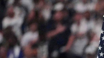 Una bandera estadounidense y banderas latinoamericanas ondean en una ceremonia de la NFL para celebrar el Mes de la Herencia Hispana.