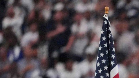 Una bandera estadounidense y banderas latinoamericanas ondean en una ceremonia de la NFL para celebrar el Mes de la Herencia Hispana.