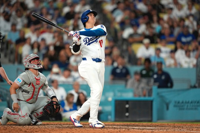 Shohei Ohtani conecta su jonron 50 de la temporada 2025 durante el octavo inning del partido contra los Phillies. Es el primer pelotero en tener años seguidos de 50 cuadrangulares desde 2002.