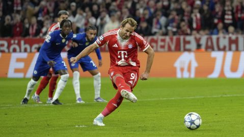 Harry Kane anotó desde el manchón penal su primer gol contra el Chelsea.