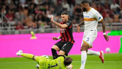 Lecce's goalkeeper Christian Fruechtl stops the ball from AC Milan's Santiago Gimenez, center, during an Italian Cup qualifying soccer match between AC Milan and Lecce, at the San Siro stadium in Milan, Italy, Tuesday, Sept. 23, 2025. (AP Photo/Luca Bruno)