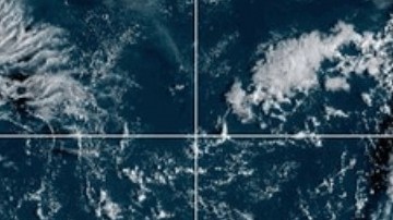 el huracán Humberto se debilitó ligeramente, pero sigue siendo un ciclón de categoría 4, con vientos sostenidos de 250 km/h