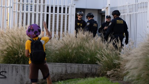 En Estados Unidos se militariza para supuestamente reestablecer “ley y el orden”.