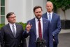 El vicepresidente J.D. Vance y otros republicanos afirman falsamente que demócratas quieren otorgar seguro médico a indocumentados.