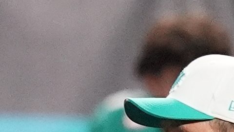 Tyreek Hill se lamenta tras su lesión mientras es retirado del campo.