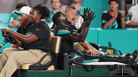 Tyreek Hill se lamenta tras su lesión mientras es retirado del campo.