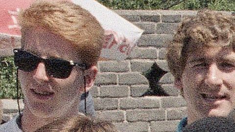 Elton John levanta en 1987 una copa que el Watford ganó en China.