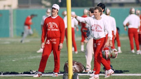 Jim Fahnhorst (55) posa junto a Joe Montana durante un entrenamiento.