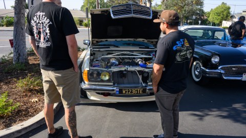 Cada semana decenas de personas se reúnen para el evento de Carros y Café en Altadena.