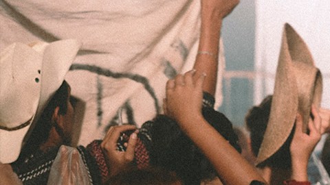 El Festival de Cine Hola México 2025 arranca con la película Autos, Mota y Rocanrol basada en el Festival de Avándaro de 1971 en México.