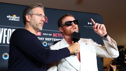 Saúl Álvarez en un cara a cara previo a su pelea contra Terence Crawford.