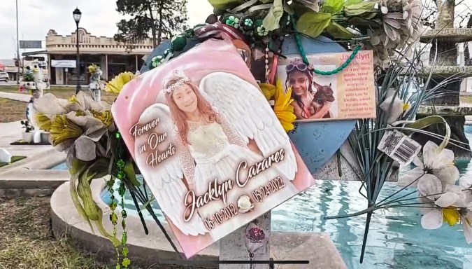 Altar en memoria de Jacklyn Cazares, una de las víctimas del tiroteo en Uvalde.