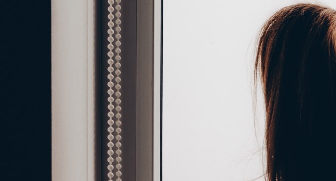 Niña mirando la contaminación del aire desde su hogar