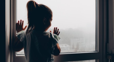 ¡Se suman más daños! Contaminación del aire podría estar empeorando la visión de los niños
