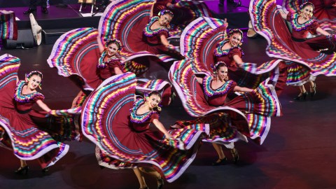 El Grupo Folklórico Relámpago del Cielo, Inc. presenta un cuadro de Jalisco, México.