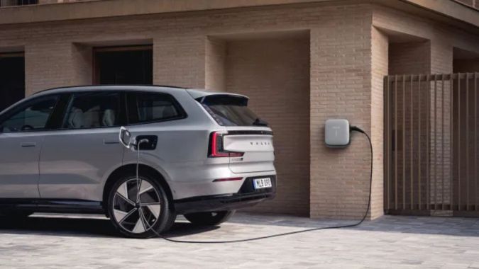 El Volvo EX90 2026 debuta con un cambio clave en su arquitectura eléctrica