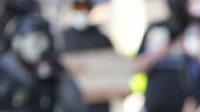 Tropas de resguardo frente al edificio de Inmigración y Aduanas de Portland