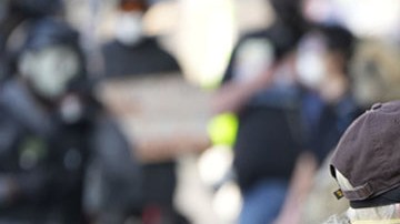 Tropas de resguardo frente al edificio de Inmigración y Aduanas de Portland