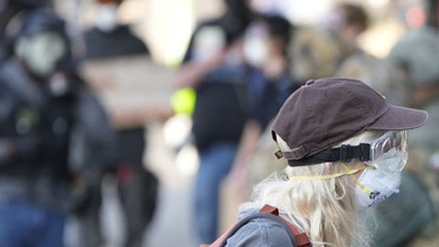 Tropas de resguardo frente al edificio de Inmigración y Aduanas de Portland
