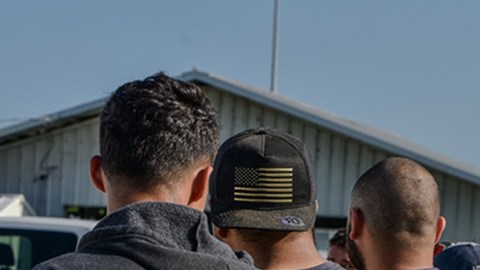 ICE realiza redadas en centros de trabajo contra cualquier indocumentado.