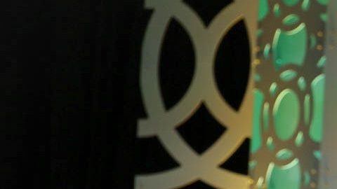 Gary Acosta, cofundador de AVANCE Global, y Ron Rivera, leyenda de la NFL, durante un panel de la conferencia de AVANCE Sports 2025 realizada en San Diego.