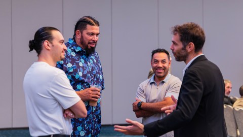 Horacio Llamas conversa entre el narrador Charlie Cancino y el futbolista Marco Fabián. En el extremo derecho está José Calderón, exjugador español de la NBA.