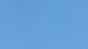 100 retratos de los "desaparecidos" por ICE se exhibieron frente al Centro Metropolitano de Detención de Los Angeles.