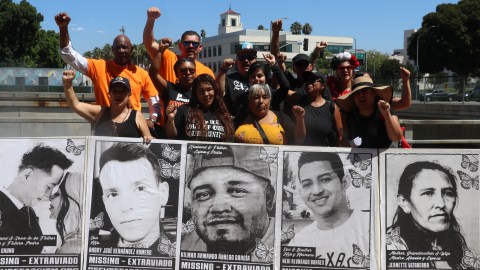 100 retratos de los "desaparecidos" por ICE se exhibieron frente al Centro Metropolitano de Detención de Los Angeles.