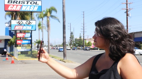 Sandra de Anda hace un en vivo en Instagram para alertar a la comunidad de la presencia de ICE en Orange.