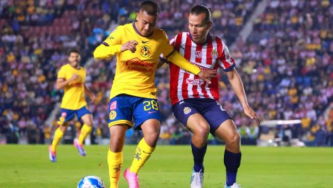 Ciudad de México a 14 de septiembre de 2024. Erick Sánchez y Fernando González, durante el partido correspondiente a la jornada 7 del torneo Apertura 2024 de la Liga BBVA MX, entre las Águilas del América y las Chivas Rayadas del Guadalajara, realizado en el estadio Ciudad de los Deportes. Foto: Imago7 / Manlio Contreras