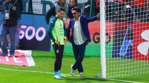 Toluca, Estado de México, 19 de noviembre de 2024. Luis Malagon y Jorge Campos, durante el partido de vuelta de los Cuartos de Final de la Liga de Naciones de la Concacaf 2024-2025, entre la Selección Nacional de México y la Selección de Honduras, celebrado en el estadio Nemesio Diez. Foto: Imago7/ Manlio Contreras