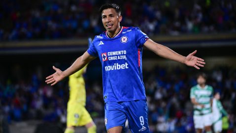 Ciudad de México, 16 de agosto de 2025. Ángel Sepúlveda en festejo de gol, durante el partido correspondiente a la jornada 5 del torneo Apertura 2025 de la Liga BBVA MX, entre la Máquina Celeste del Cruz Azul y los Guerreros de Santos Laguna, realizado en el estadio Olímpico Universitario. Foto: Imago7/ Alexis Chávez