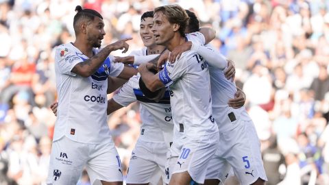 Jugadores de Rayados celebran el solitario gol de Germán Berterame con el que vencieron a Querétaro.