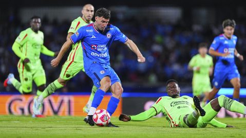 Cuidad de México, 19 de septiembre de 2025. José Paradela anota gol, durante el partido correspondiente a la jornada 9 del torneo Apertura 2025 de la Liga BBVA MX, entre la Máquina Celeste del Cruz Azul y los Bravos de FC Juárez, realizado en el estadio Olímpico Universitario. Foto: Imago7/ Manlio Contreras