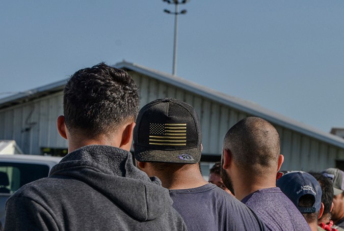 Trabajadores esposados después de ser arrestados por agentes del Servicio de Inmigración y Control de Aduanas de Estados Unidos (ICE por sus iniciales en inglés) en el Hipódromo Delta Downs, el miércoles 18 de junio de 2025, en Calcasieu Parish, cerca de Vinton, Luisiana. (Servicio de Inmigración y Control de Aduanas de Estados Unidos vía AP)