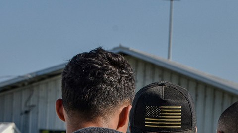 Trabajadores esposados después de ser arrestados por agentes del Servicio de Inmigración y Control de Aduanas de Estados Unidos (ICE por sus iniciales en inglés) en el Hipódromo Delta Downs, el miércoles 18 de junio de 2025, en Calcasieu Parish, cerca de Vinton, Luisiana. (Servicio de Inmigración y Control de Aduanas de Estados Unidos vía AP)