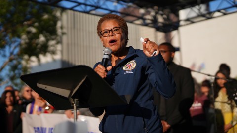 La suspensión del Tribunal Supremo permite a los agentes federales de inmigración detener indiscriminadamente a personas en Los Ángeles.