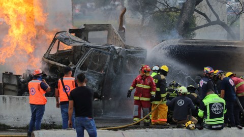 El camión cargado con gas licuado volcó la tarde del miércoles cuando circulaba por un transitado cruce de puentes y avenidas en la alcaldía de Iztapalapa, en Ciudad de México.